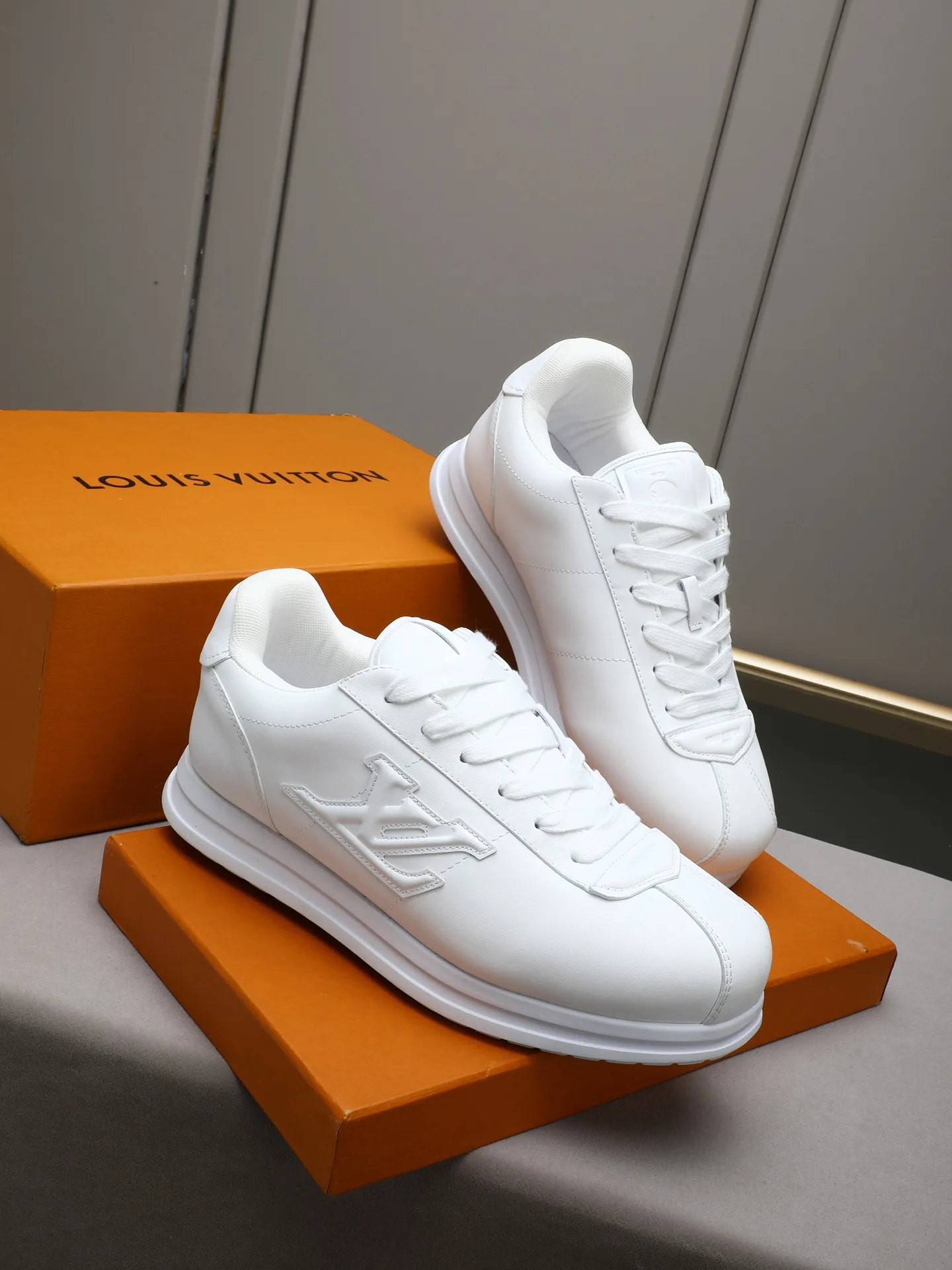 PP560 LV Louis Vuitton L Jialu Brand Runner Tatic Series Thick-soled Casual Sports Shoes Running Shoes Original purchase, development and production This LV Runner Tatic sports shoe combines technical materials such as mesh fabric and ribbons to interpret the inspiration of traditional mountaineering shoes. LV letters are written on one side, the lariat buckle of the quick lacing system is embellished with Monogram flowers and Louis Vuitton logos, and the light and wear-resistant rubber outsole completes the whole. ▪️Fabric: Original imported cowhide + mesh ▪️Inner lining: Original customized breathable mesh ▪️Sole: Original open-molded anti-slip rubber combination material ▪️Size: Men's 38-44 (customized for 45 and 46)
